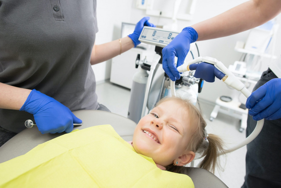 niño_revisión_dentista_pexels-mm-dental-8260438