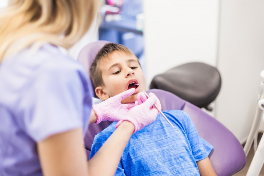 Con el comienzo del curso escolar, el Consejo General de Dentistas recomienda llevar a los niños a una revisión bucodental para detectar caries y otras posibles anomalías. FOTO: Consejo General de 