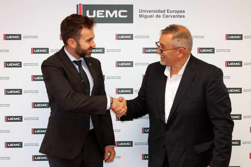 El rector de la UEMC, David García López (i), y Sergio Cacciacane, director de ESIRO