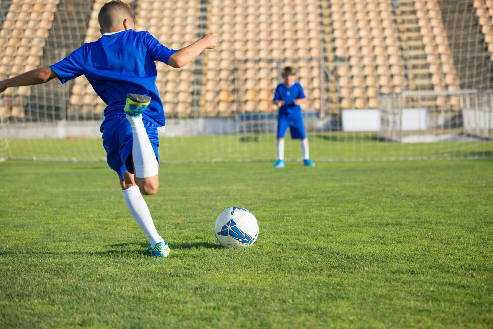 Deporte niños futbol recreo pexels kampus production 8941646