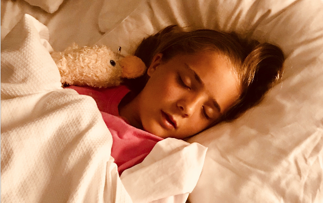 Niña durmiendo respiración bucal pexels