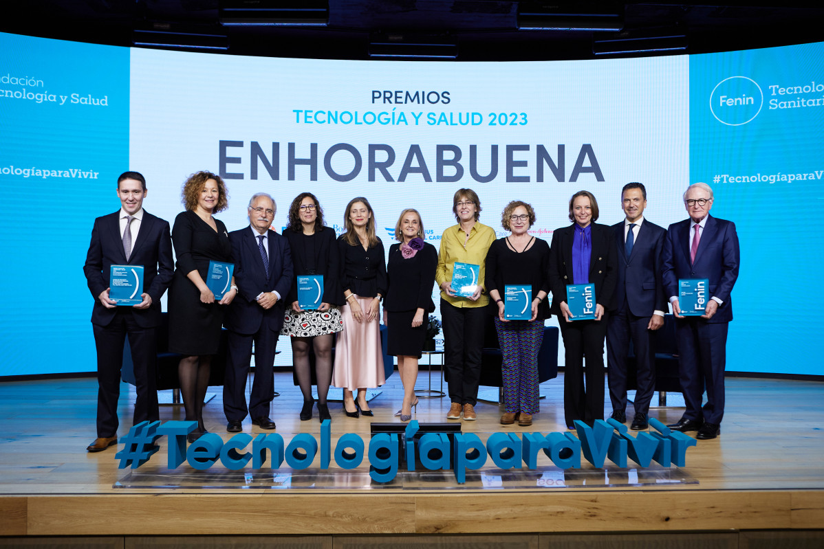 Foto de familia premiados y autoridades