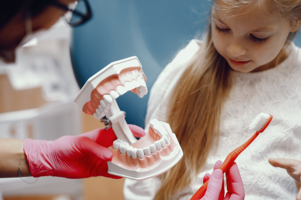 Niña Dentista DMabril24 123rf