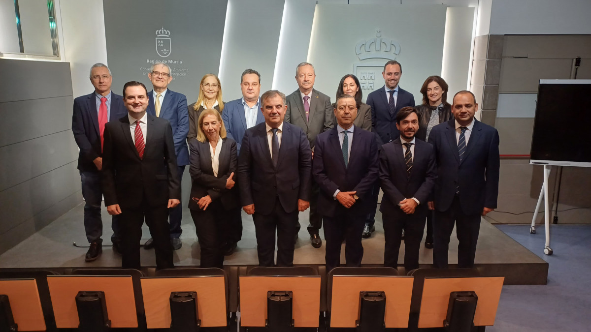 15 11 2024 Los integrantes de la Academia posan con los altos cargos de la Consejeriu0301a