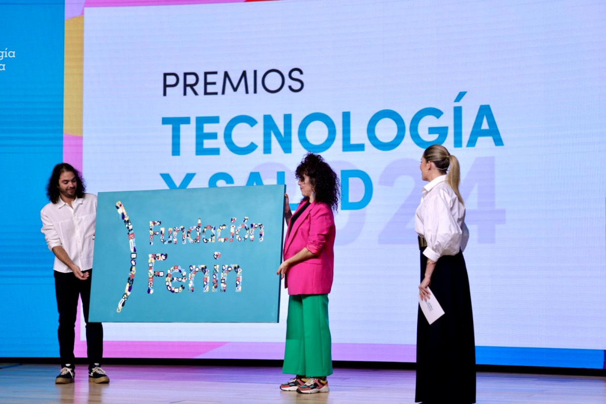 La artista Harsa descubre la obra de la Fundación Fenin Premios Tecnología y Salud 24