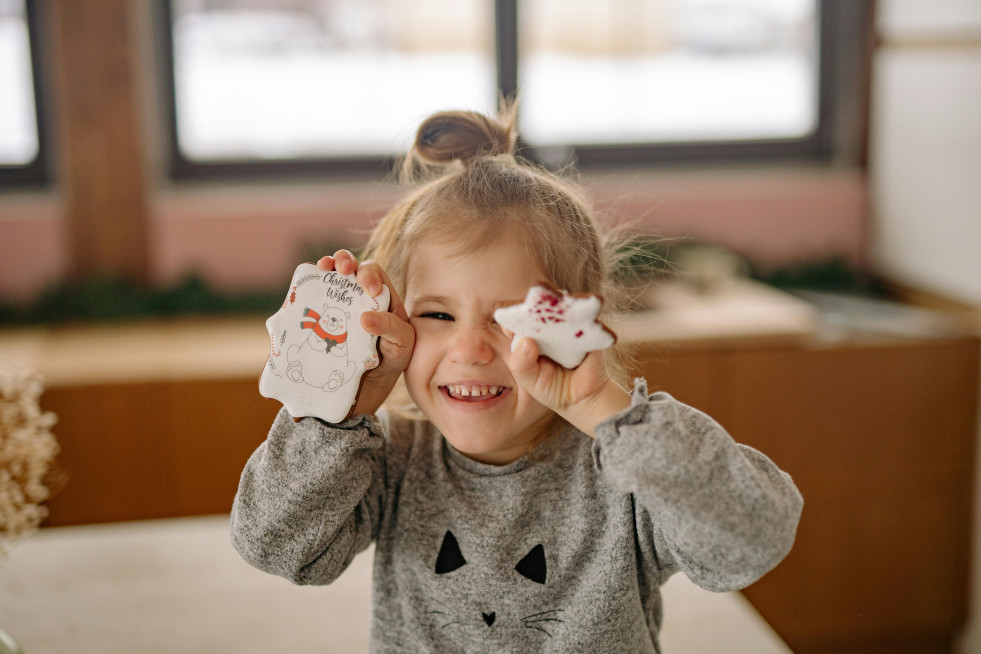 Niña navidad galletas dulces PEXELS