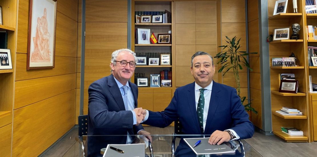 Oscar Castro y Tomas Cobo durante la firma del convenio en febrero de 2023 1110x550